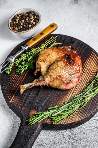 Gebratenes Geflügelfleisch mit gebratenem Entenconfit