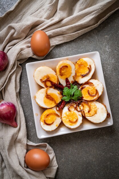 Gebratenes gekochtes Ei mit Tamarindensauce