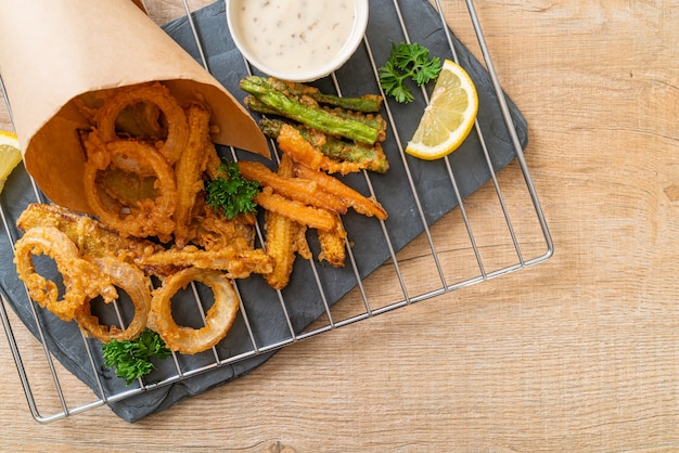 Gebratenes gemischtes Gemüse (Zwiebeln, Karotten, Babymais, Kürbis) oder Tempura - vegetarisches Essen