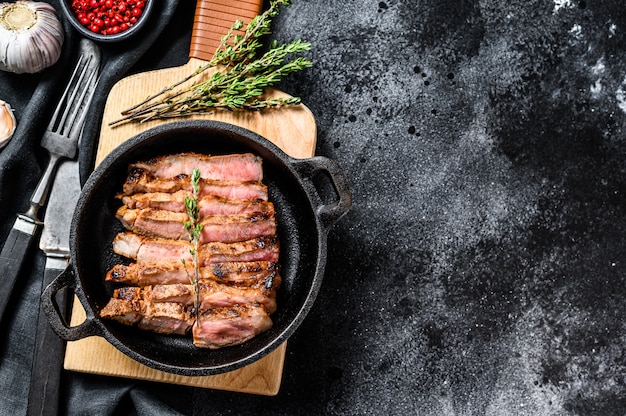 Gebratenes geschnittenes Marmorschweinefleischsteak in einer Pfanne