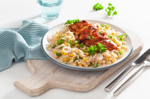 Gebratenes Grillhähnchen mit Quinoa-Zuckermais-Zwiebel, gesundes Mittagessen