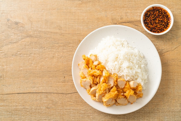 gebratenes Hähnchen auf Reis mit würziger Dip-Sauce