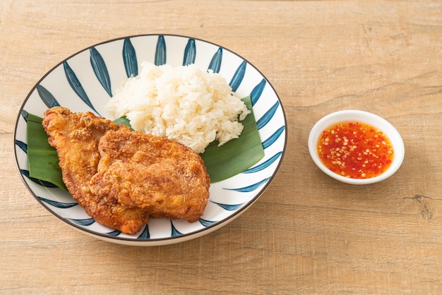 Gebratenes Hähnchen mit Klebreis und würzig-süßer Sauce