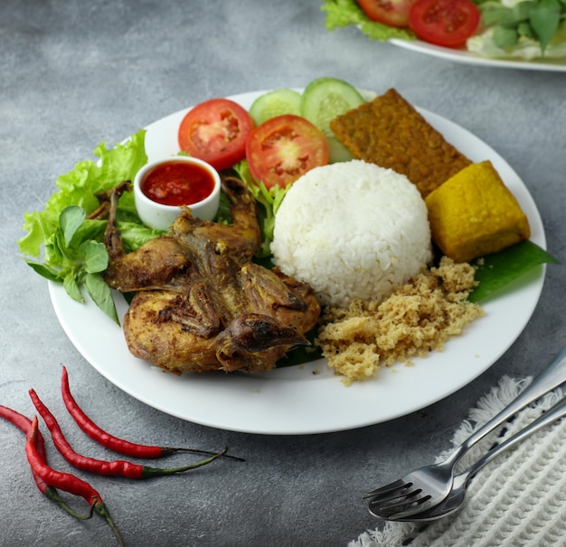 Gebratenes Hähnchen mit knusprig gewürzten Flocken. Indonesisches Brathähnchen oder Ayam Goreng Kremes.