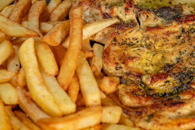 Gebratenes Hähnchen mit Pommes frites aus nächster Nähe