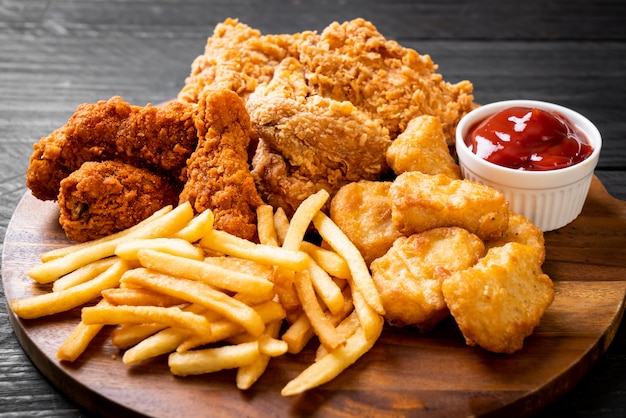 Gebratenes Hähnchen mit Pommes Frites und Nuggets