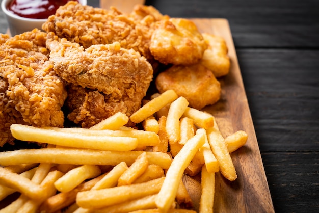 Gebratenes Hähnchen mit Pommes Frites und Nuggets