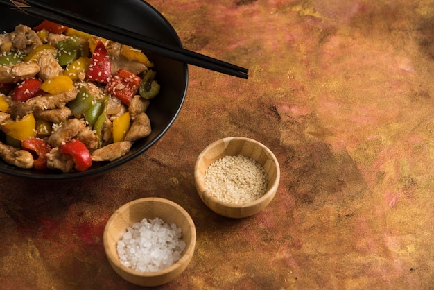 Foto gebratenes hähnchen mit rotem, gelbem und grünem pfeffer auf holzschneidebrett