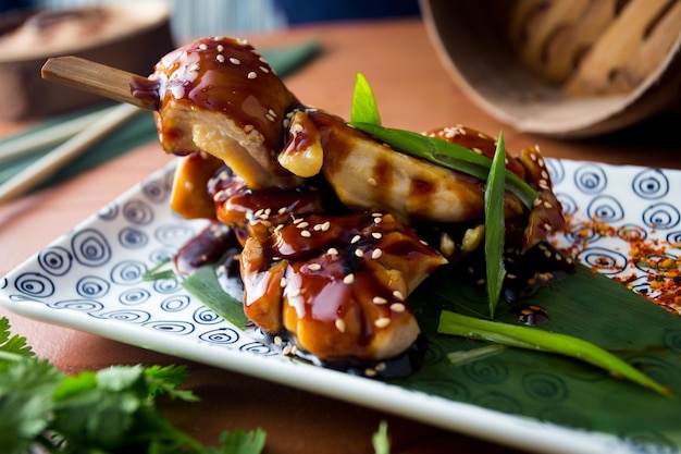 Gebratenes Hähnchen mit Teriyaki-Sauce. Japanisches Originalrezept.