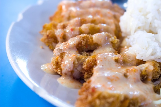 Gebratenes Hähnchen mit Zitronen-Sahne-Sauce und Reis