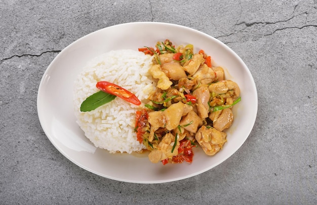 Gebratenes Hähnchen mit Zitronengras