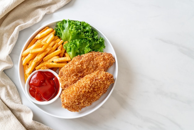 Gebratenes Hähnchenbrustfiletsteak mit Pommes Frites und Ketchup