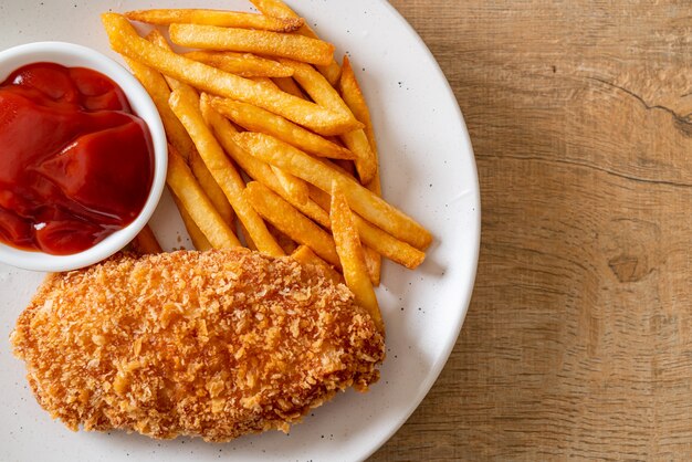 gebratenes Hähnchenbrustfiletsteak mit Pommes Frites und Ketchup