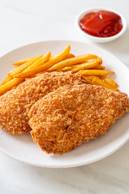 gebratenes Hähnchenbrustfiletsteak mit Pommes frites und Ketchup