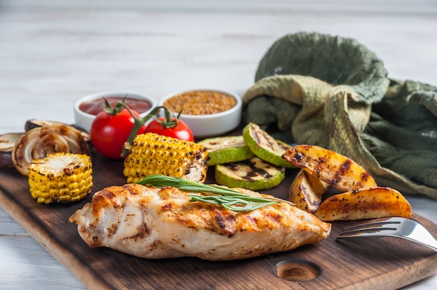 Gebratenes Hähnchenfilet und gegrilltes Gemüse, leckeres Barbecue-Abendessen