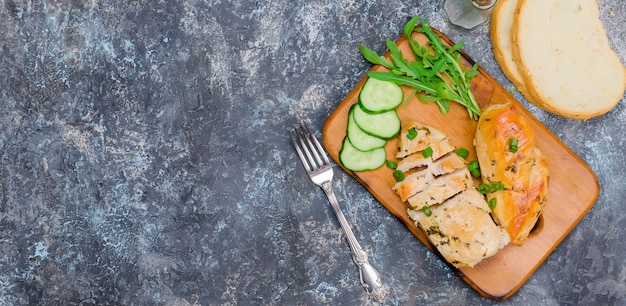 Gebratenes Hähnchenfilet und Gemüse zum Mittagessen