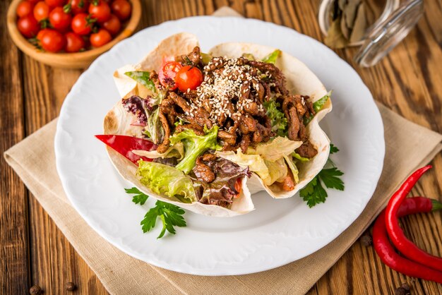 Gebratenes Hühnerfleisch mit Gemüse im Fladenbrot