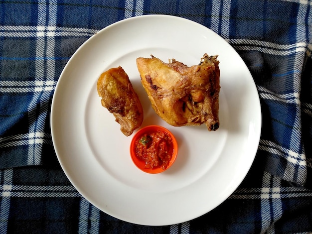 Gebratenes Huhn auf dem Platz Indonesisches kulinarisches Essen