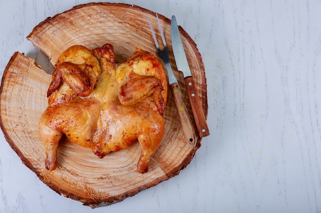 Gebratenes Huhn auf hölzernem Schneidebrett