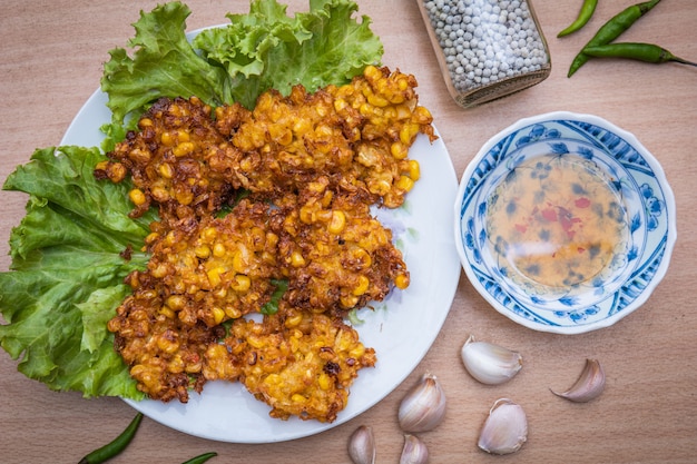 Gebratenes Huhn in weißer Schale mit Salatblättern