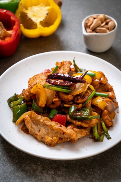 Gebratenes huhn mit cashewnüssen