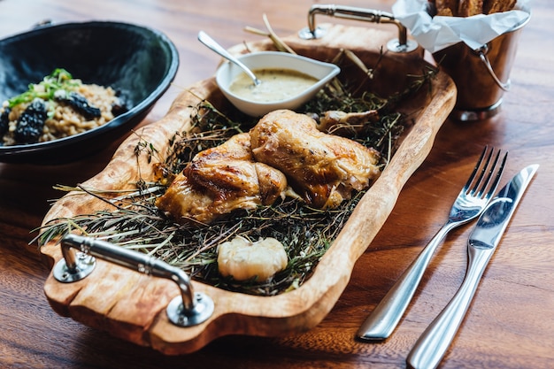 Foto gebratenes huhn mit kräutern