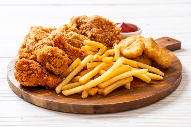 gebratenes Huhn mit Pommes Frites und Nuggets essen