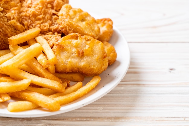 gebratenes Huhn mit Pommes Frites und Nuggets essen