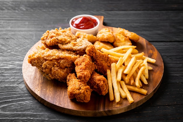 Gebratenes Huhn mit Pommes Frites und Nuggets