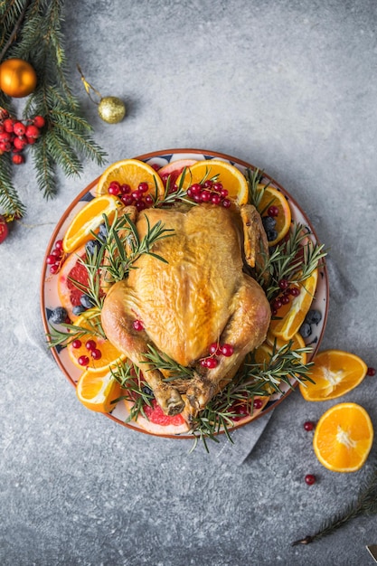 Gebratenes Huhn oder Pute. Traditionelles festliches Essen zu Weihnachten oder Thanksgiving. Weihnachtsessen. Winterurlaub-Tabelleneinstellung. Weihnachten