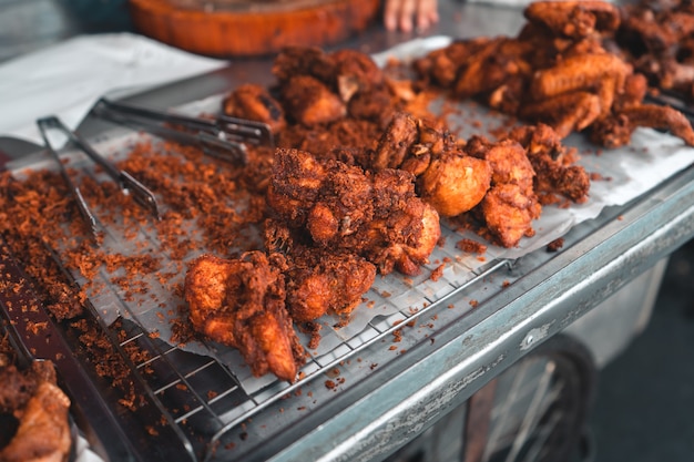 Gebratenes Huhn und Klebreis in Thailand, gebratenes Huhn auf dem Markt