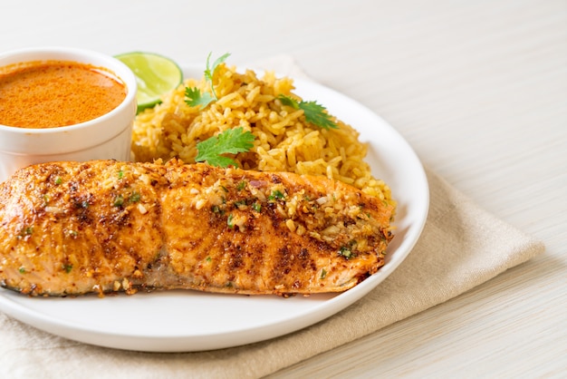 Gebratenes lachs-tandoori mit masala-reis - muslimischer essensstil