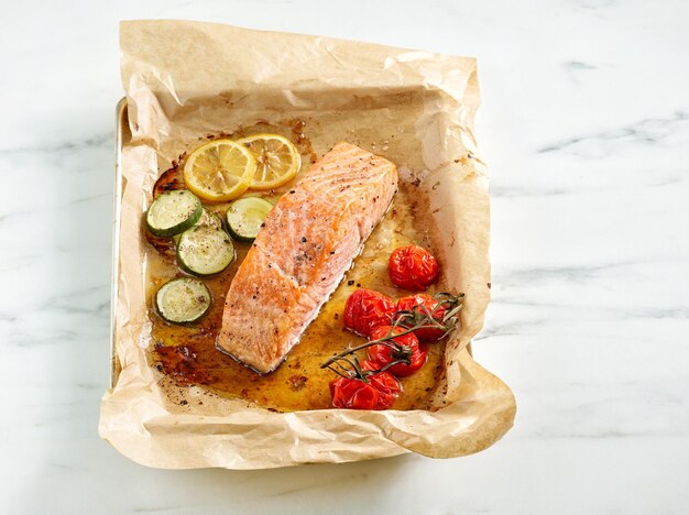 Gebratenes Lachsfilet und Gemüse auf Ofenpfanne