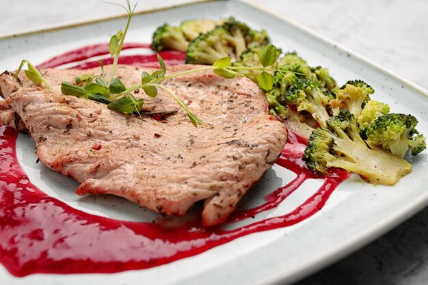 Gebratenes Putenfilet mit Blumenkohl und Sauce