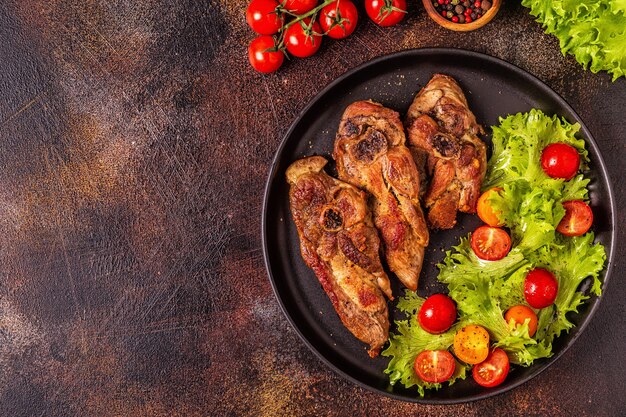 Gebratenes Putensteak mit Salat, Draufsicht.