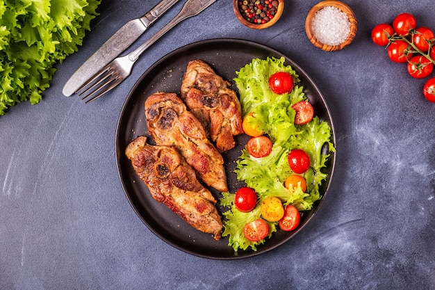 Gebratenes Putensteak mit Salat.