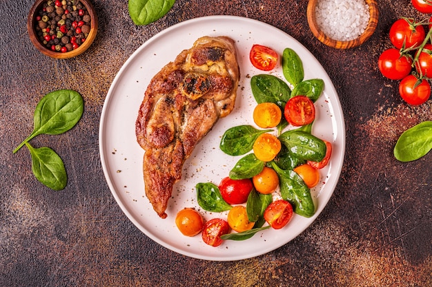 Gebratenes Putensteak mit Salat.