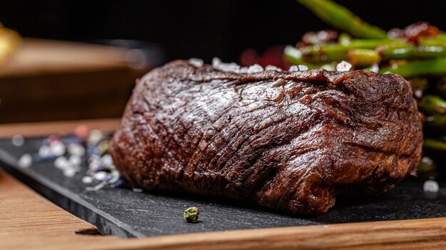 Gebratenes Rindersteak mit gebratenem Knoblauch-Spargel