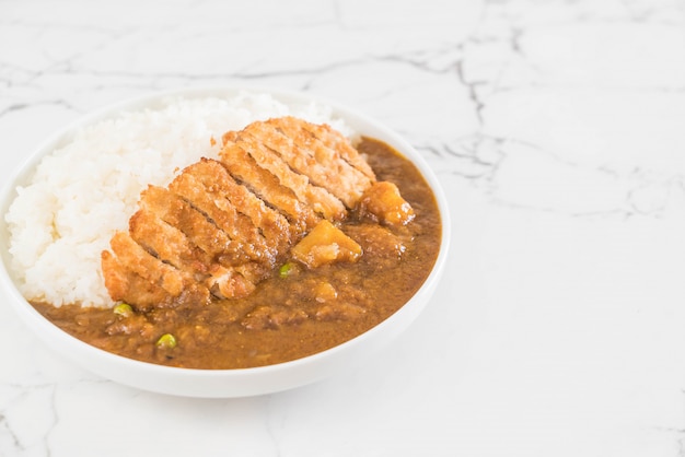 gebratenes Schnitzel mit Curry auf Reis