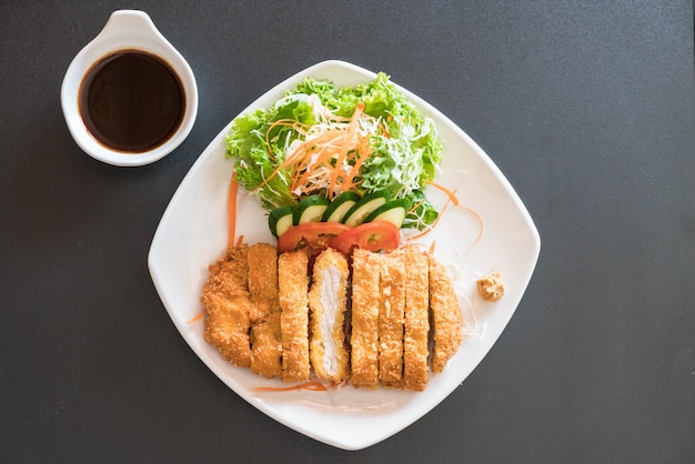 gebratenes Schnitzel mit Gemüse