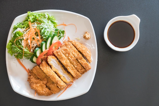 gebratenes Schnitzel mit Gemüse