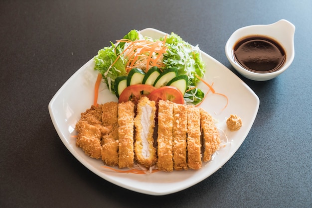 gebratenes Schnitzel mit Gemüse