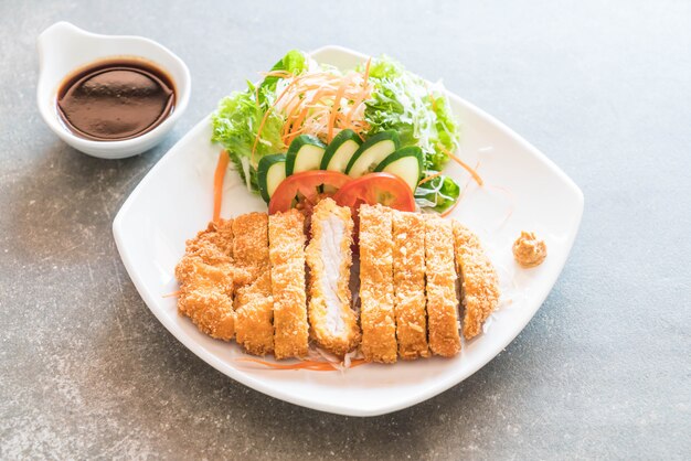 gebratenes Schnitzel mit Gemüse