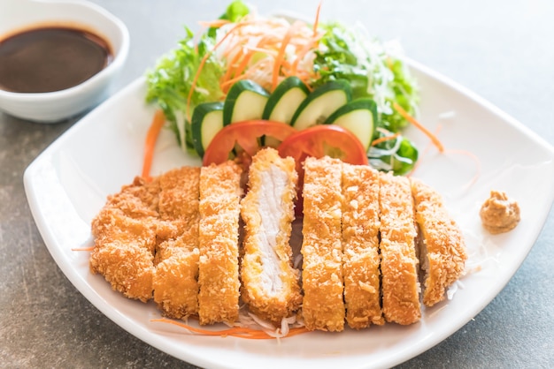 gebratenes Schnitzel mit Gemüse