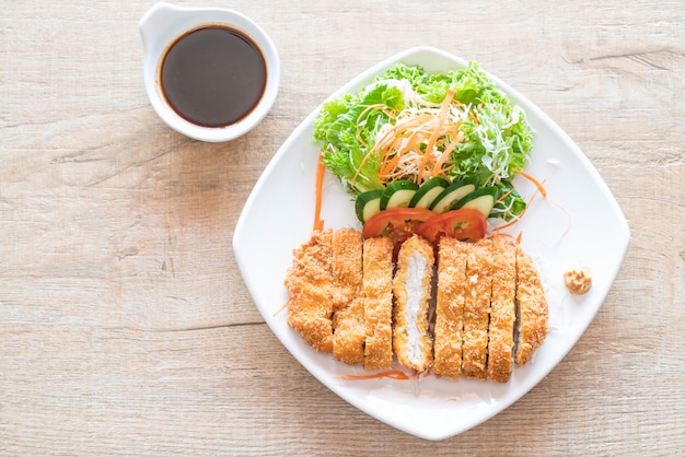 gebratenes Schnitzel mit Gemüse