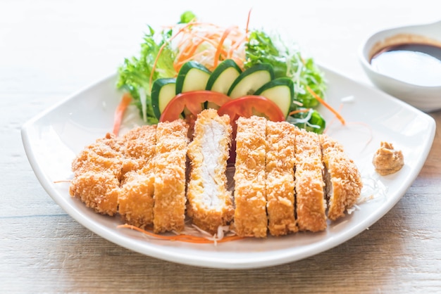 gebratenes Schnitzel mit Gemüse