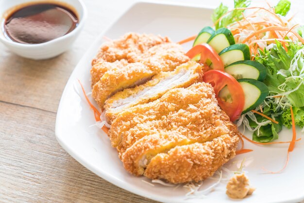 gebratenes Schnitzel mit Gemüse