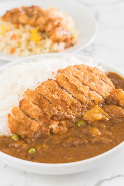 gebratenes Schnitzel Schweinefleisch mit Curry auf Reis