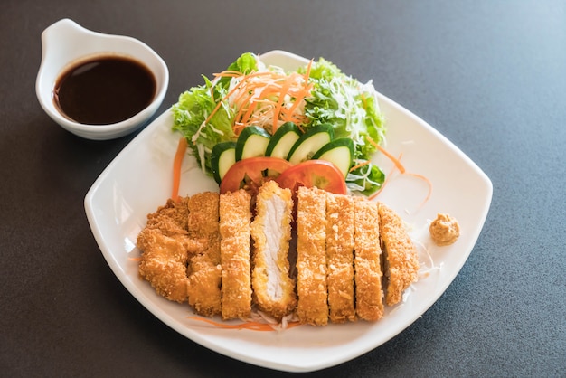 gebratenes Schnitzel Schweinefleisch mit Gemüse