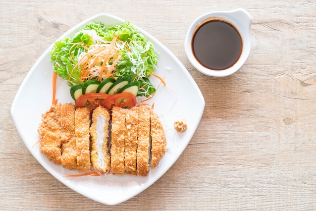 gebratenes Schnitzel Schweinefleisch mit Gemüse